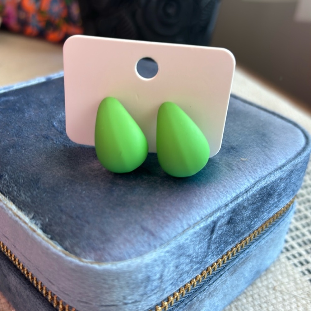 2/20 bright green earrings